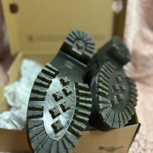 Dr Martens women’s Leona Leather Heeled size 8
Worn once, basically NEW!